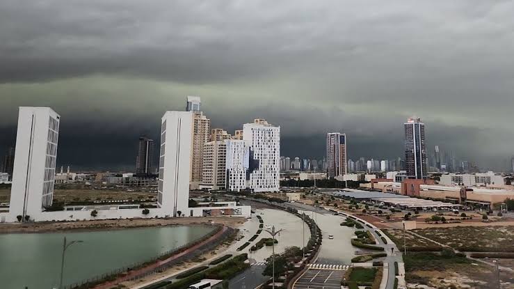 ظهور السحابة الخضراء بسماء الإمارات المتسببة في العاصفة الرعدية والصواعق.. والإرصاد توضح