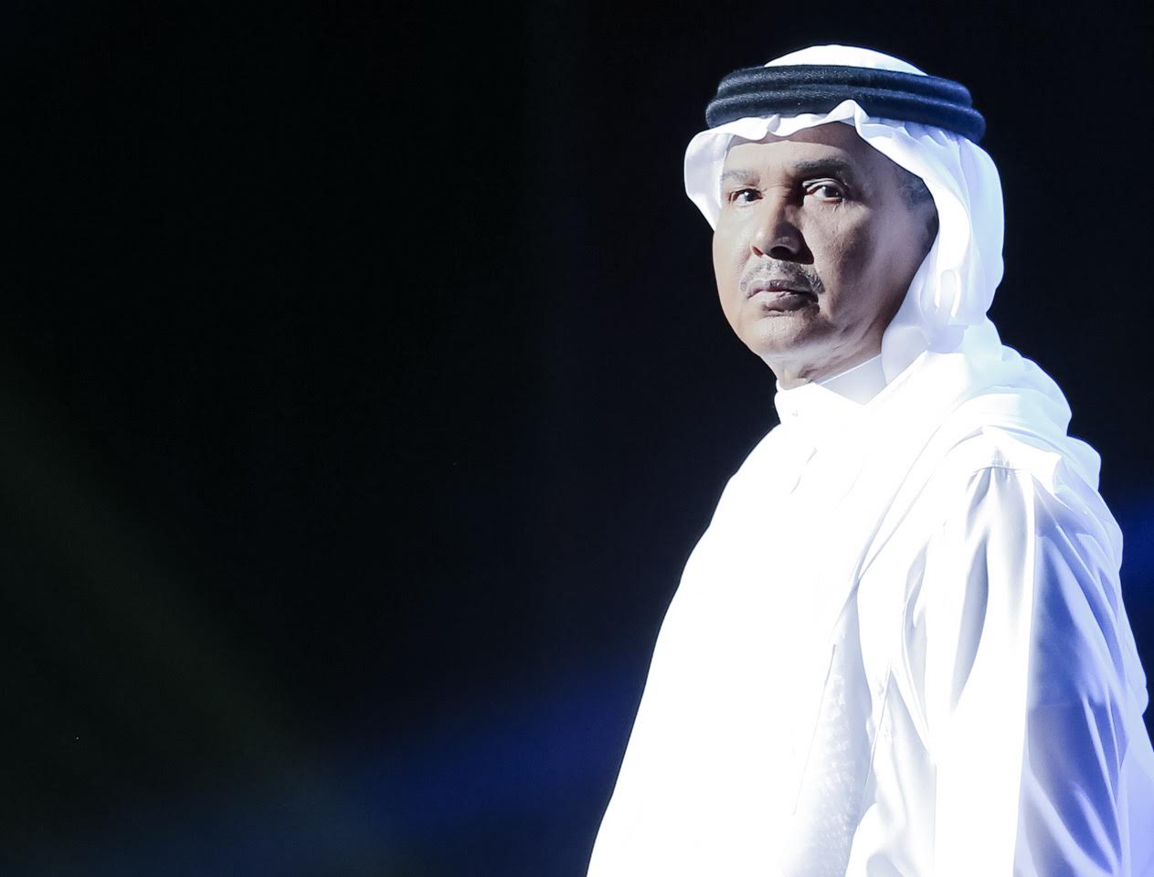 تطورات حالة محمد عبده الصحية.. تسببت في تأجيل حفلته بالبحرين